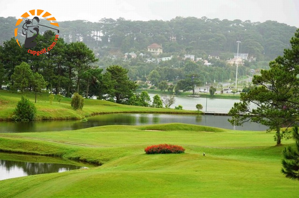 Sân golf tọa lạc ở vị trí như trái tim của thành phố Đà Lạt